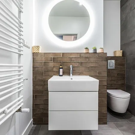 Modern Studio With A Balcony By Rent Like Appartamento Breslavia